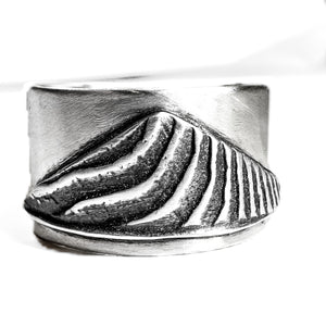 Wide band mountain ring