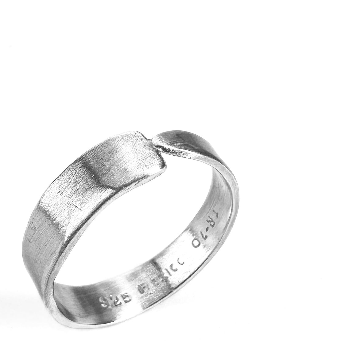 Right to the point sterling ring